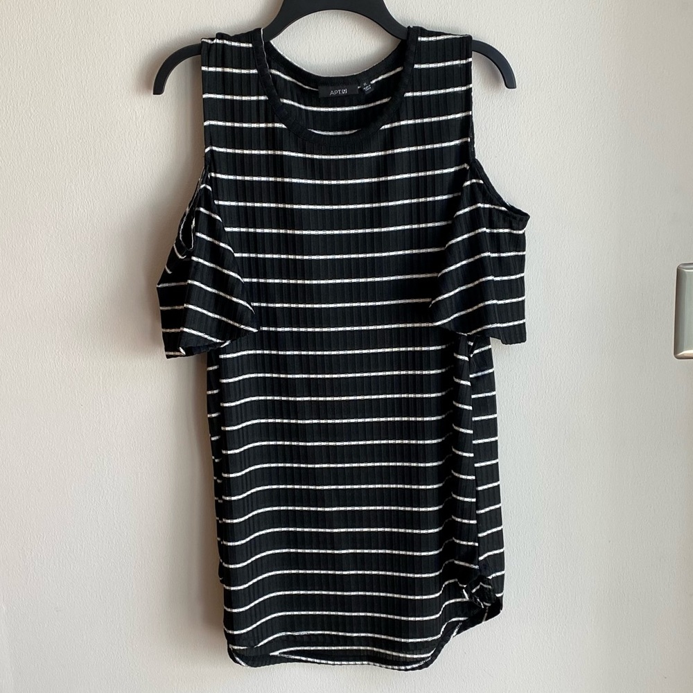 APT. 9 Size XL Striped Cold Shoulder Top.